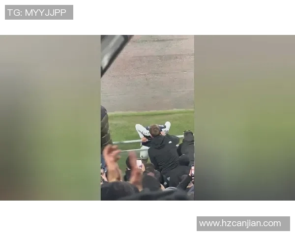 球迷在看台上表白成功,现场掌声雷动